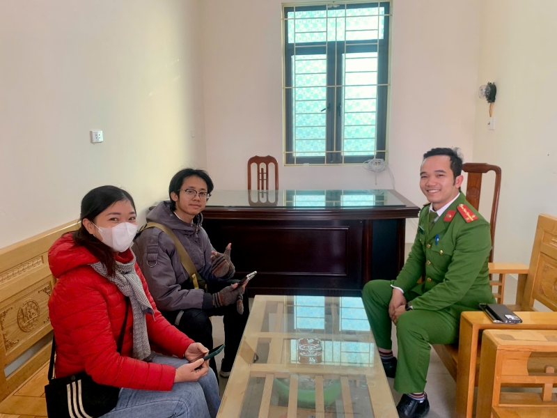 Công an xã Yết Kiêu hỗ trợ người dân trao trả 20 triệu đồng do chuyển nhầm